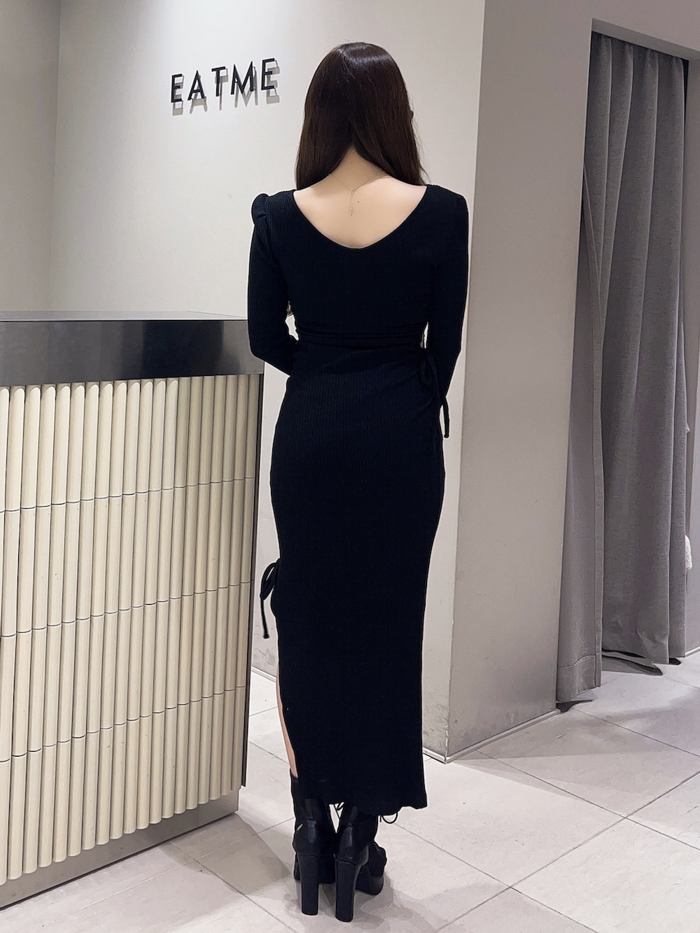 ブラック系のワンピース、ブラック系のサンダルを着用したレディースの春コーディネートの3枚目の写真