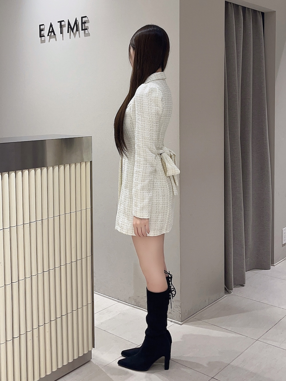 ホワイト系のワンピース、その他のブーツ、シルバー系のネックレスを着用したレディースの秋コーディネートの2枚目の写真