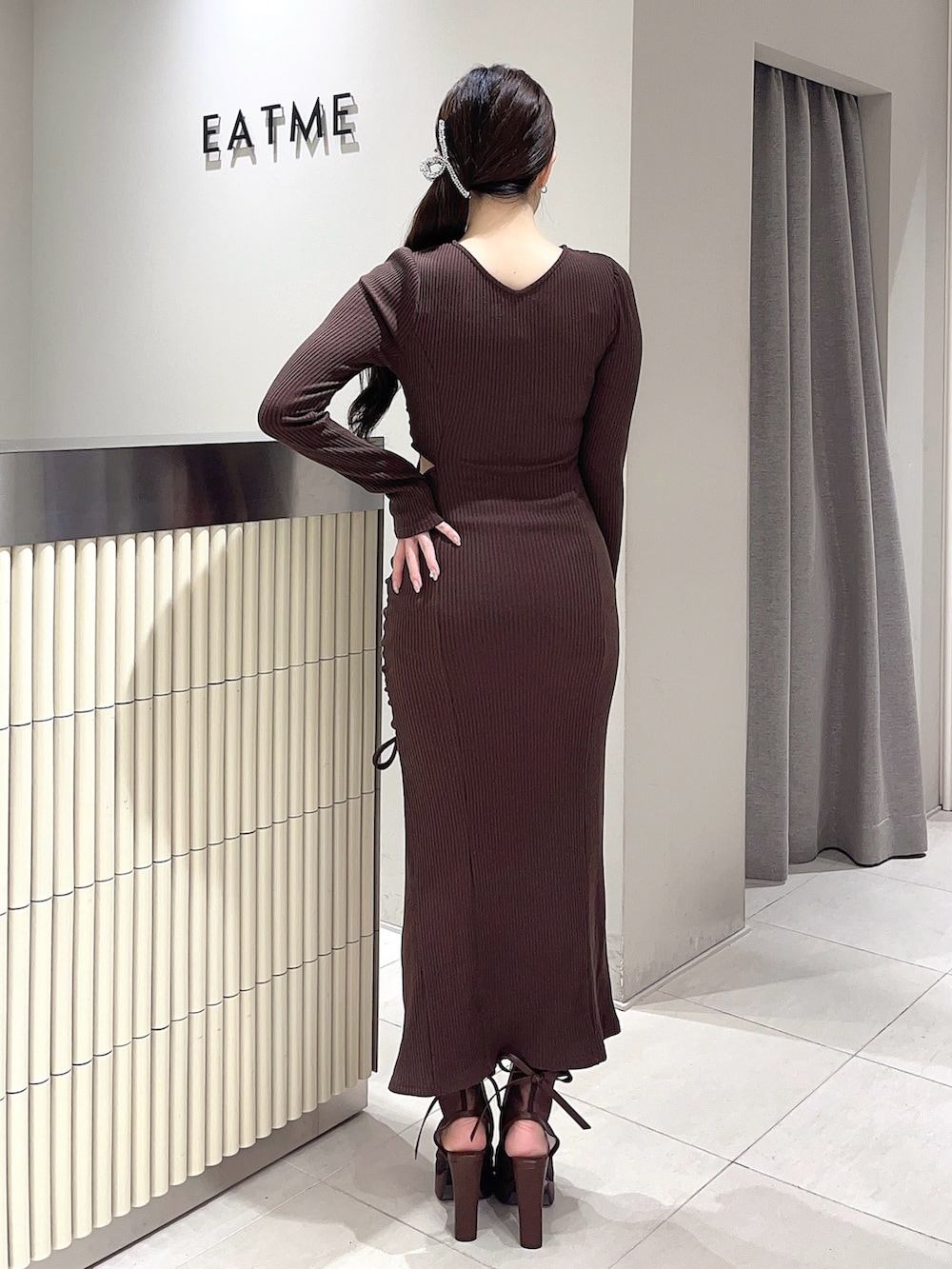 ブラウン系のワンピース、ブラウン系のサンダル、シルバー系のバレッタ/ヘアクリップを着用したレディースの秋コーディネートの3枚目の写真