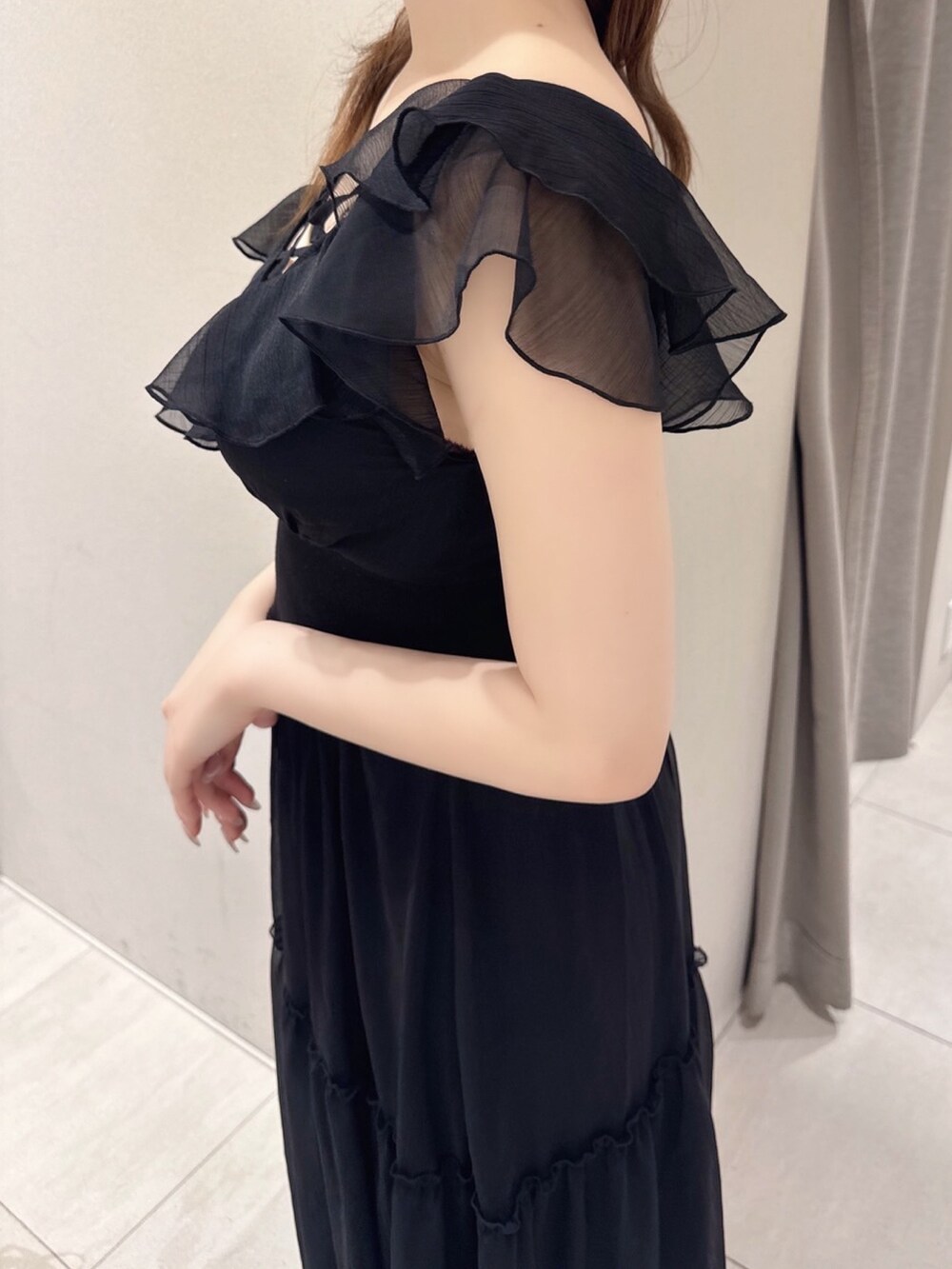 ブラック系のワンピース、ホワイト系のサンダルを着用したレディースの夏コーディネートの5枚目の写真