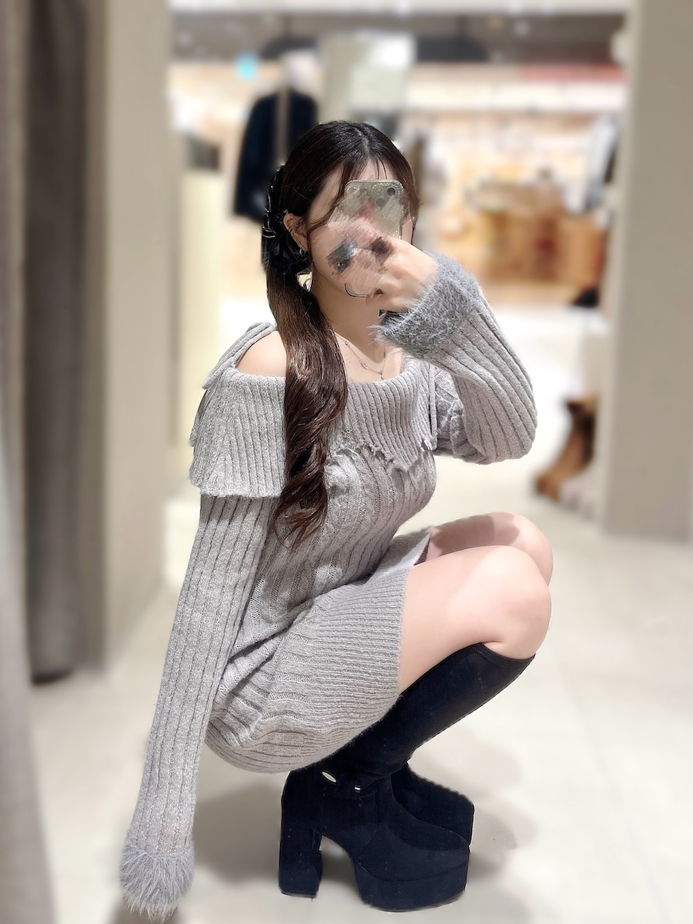 グレー系のワンピース、ブラック系のブーツ、ブラック系のバレッタ/ヘアクリップを着用したレディースの秋コーディネートの5枚目の写真