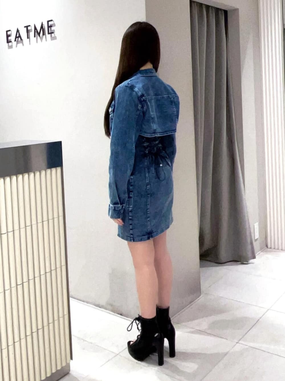 ブラック系のブーツ、ブルー系のワンピースを着用したレディースの春コーディネートの2枚目の写真