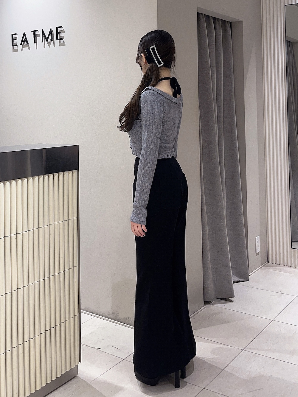 グレー系のTシャツ/カットソー、ブラック系のその他パンツ、ブラック系のブーツを着用したレディースの冬コーディネートの2枚目の写真