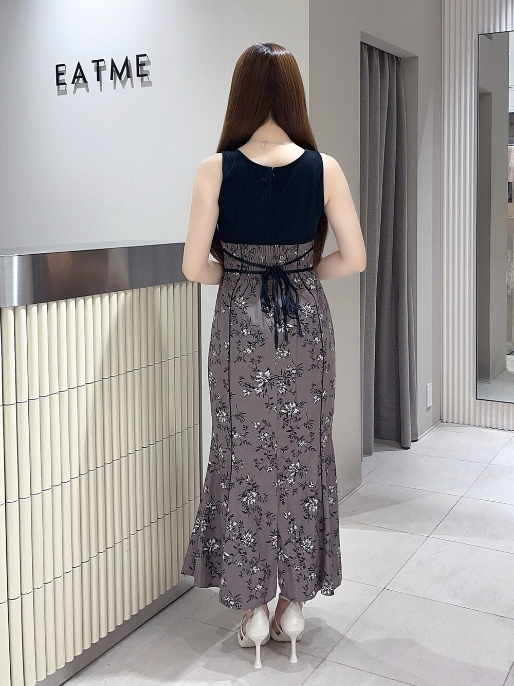 ブラウン系のワンピース、ホワイト系のサンダル、シルバー系のネックレスを着用したレディースの夏コーディネートの4枚目の写真