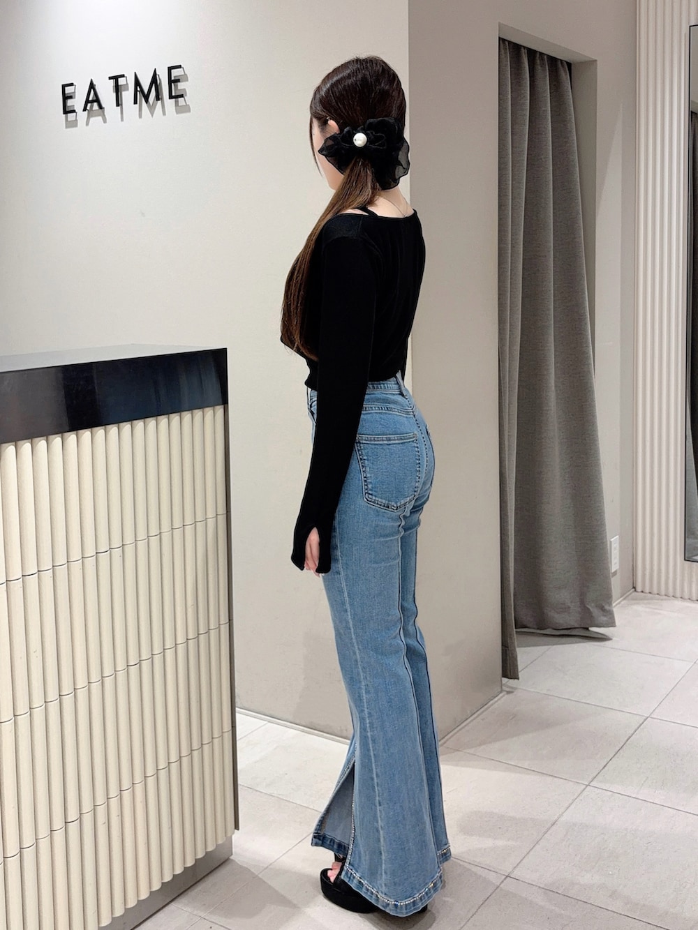 ブラック系のTシャツ/カットソー、ブルー系のデニムパンツ、ブラック系のブーツを着用したレディースの春コーディネートの2枚目の写真