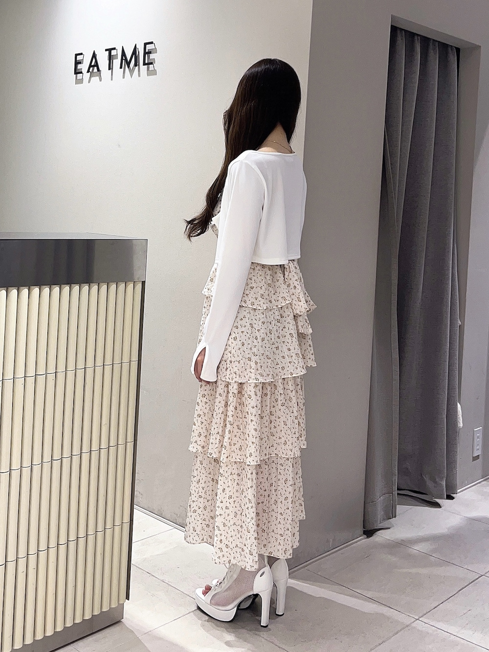 ホワイト系のTシャツ/カットソー、ホワイト系のワンピース、ホワイト系のブーツを着用したレディースの春コーディネートの2枚目の写真