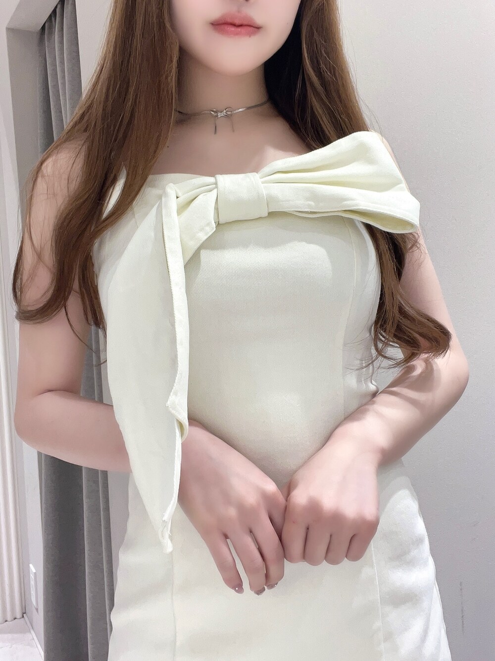 ホワイト系のワンピース、ブラック系のサンダルを着用したレディースの夏コーディネートの4枚目の写真