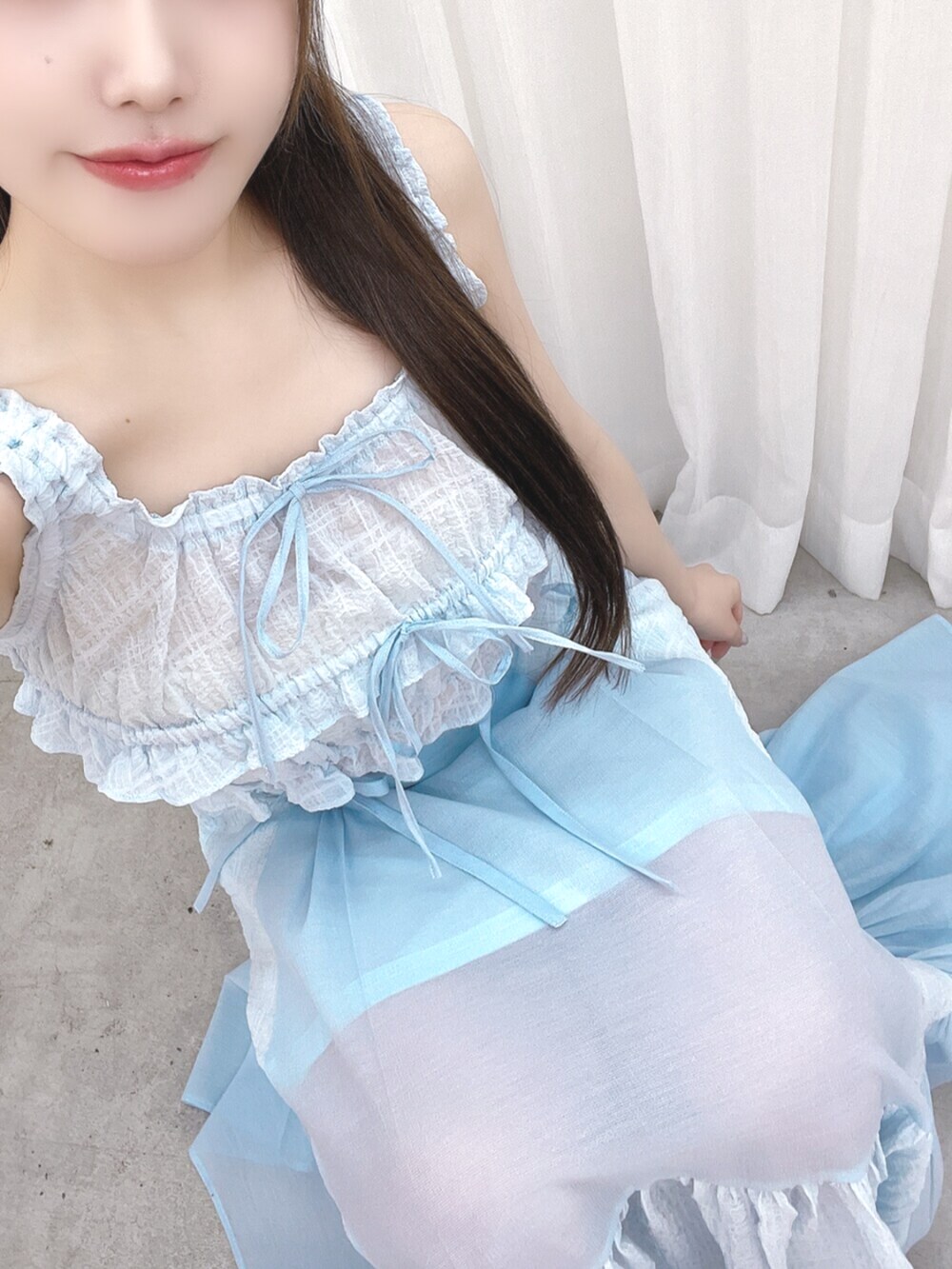 ブラック系のサンダル、ブルー系のキャミソール、ブルー系のスカートを着用したレディースの夏コーディネートの5枚目の写真