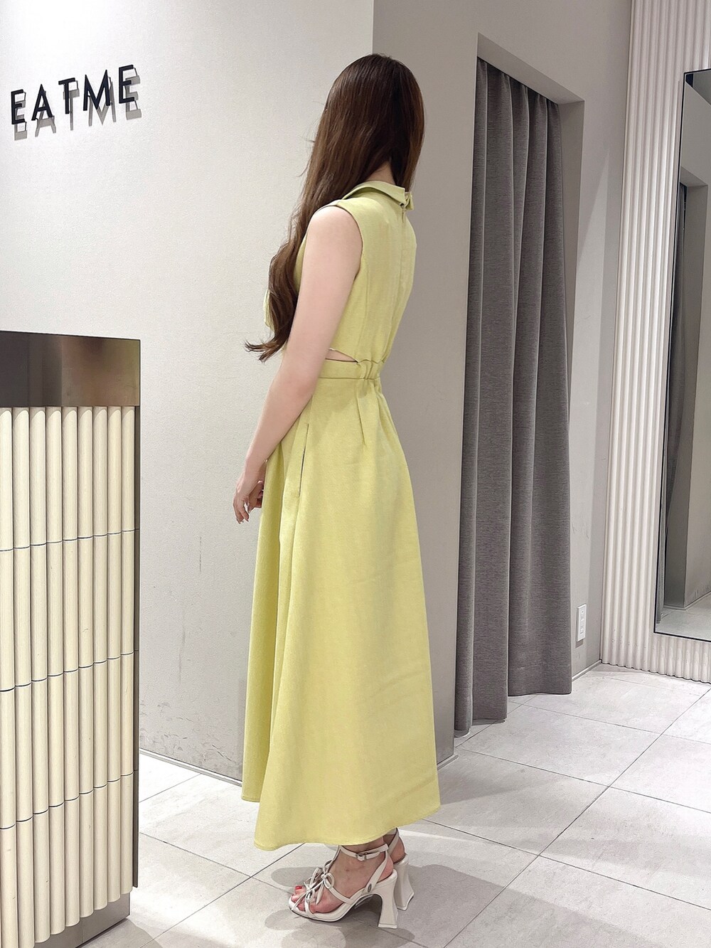 イエロー系のワンピース、ホワイト系のサンダル、ホワイト系のその他アンダーウェア/インナーを着用したレディースの夏コーディネートの2枚目の写真