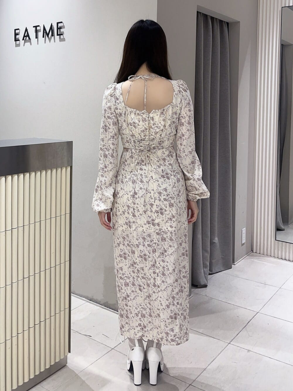 ホワイト系のワンピース、ホワイト系のブーツを着用したレディースの冬コーディネートの3枚目の写真