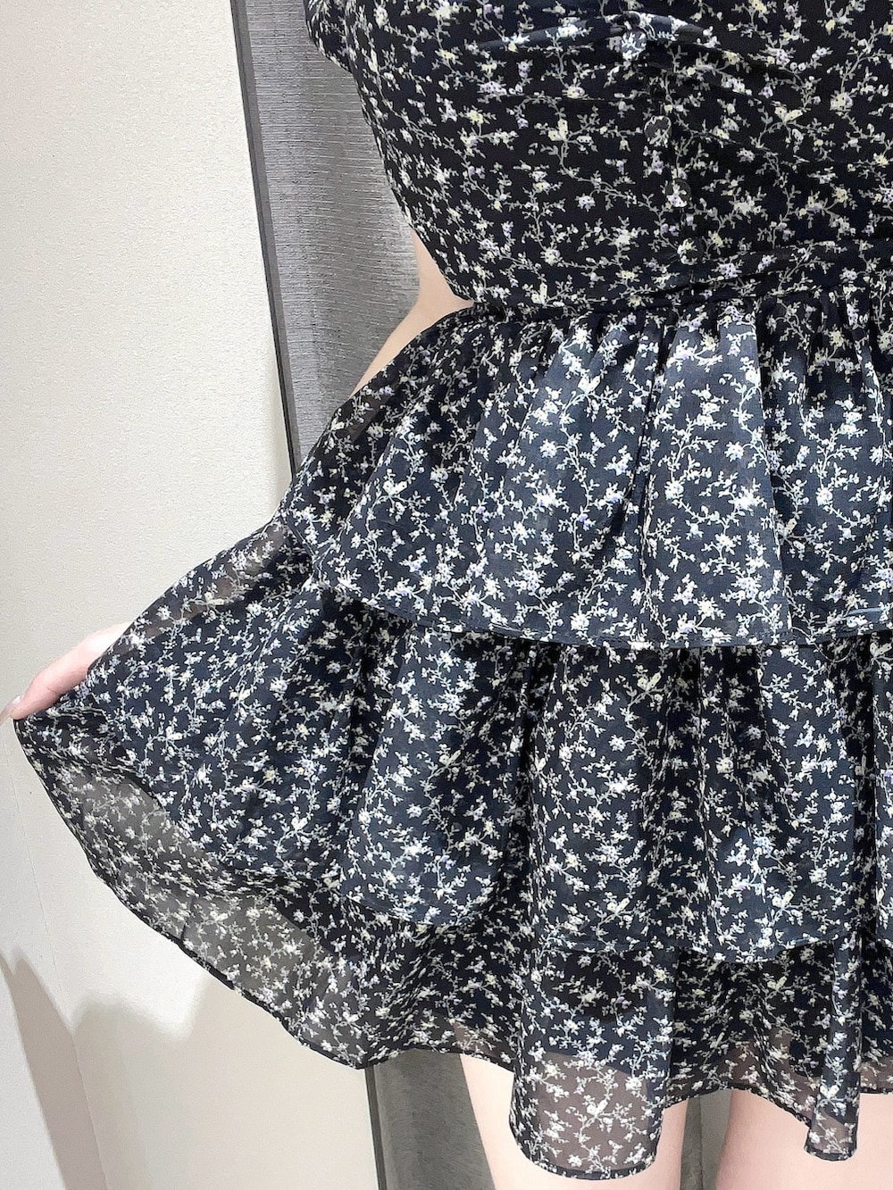 ブラック系のワンピース、ブラック系のサンダル、シルバー系のチョーカーを着用したレディースの夏コーディネートの4枚目の写真