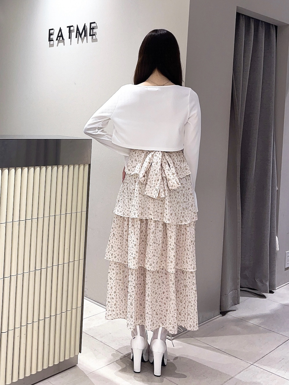 ホワイト系のTシャツ/カットソー、ホワイト系のワンピース、ホワイト系のブーツを着用したレディースの春コーディネートの3枚目の写真