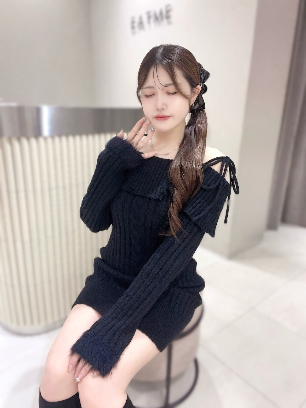 ブラック系のワンピース、ブラック系のブーツ、ブラック系のバレッタ/ヘアクリップを着用したレディースの秋コーディネートの4枚目の写真