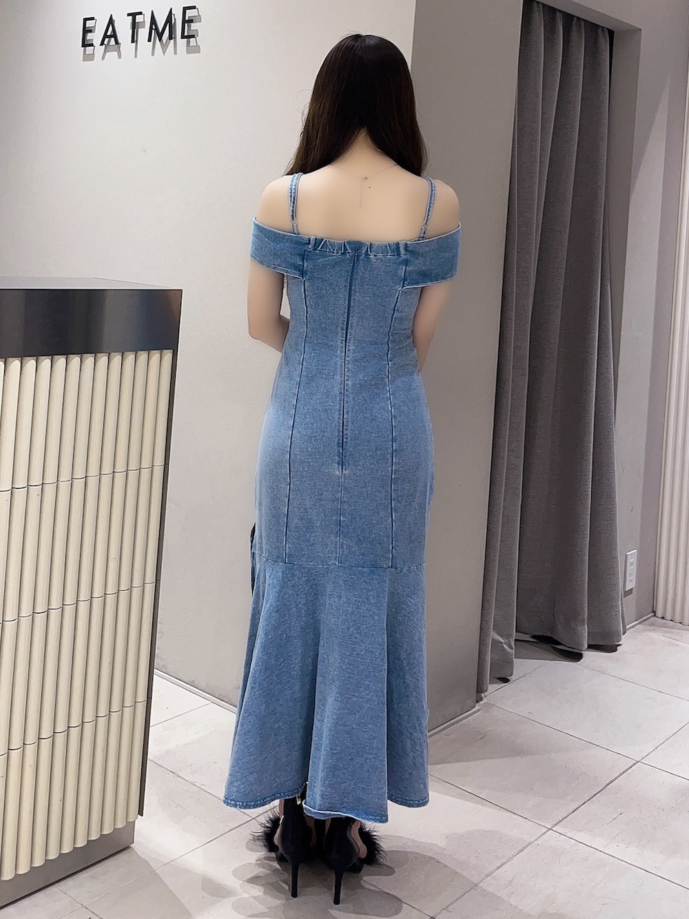 ブルー系のワンピース、ブラック系のサンダルを着用したレディースの春コーディネートの3枚目の写真