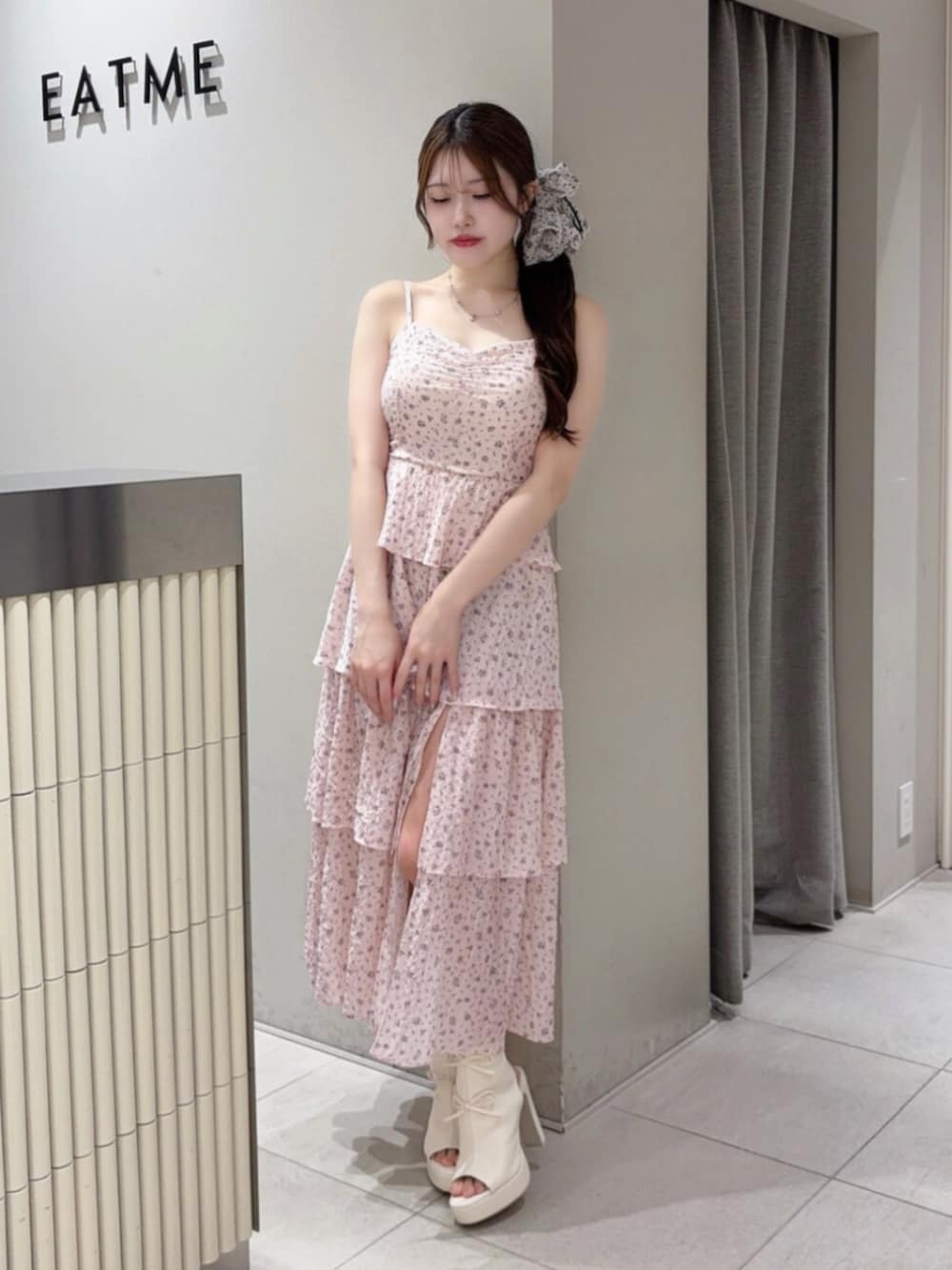 ピンク系のワンピース、ホワイト系のハンドバッグ、ホワイト系のサンダルを着用したレディースの夏コーディネートの2枚目の写真