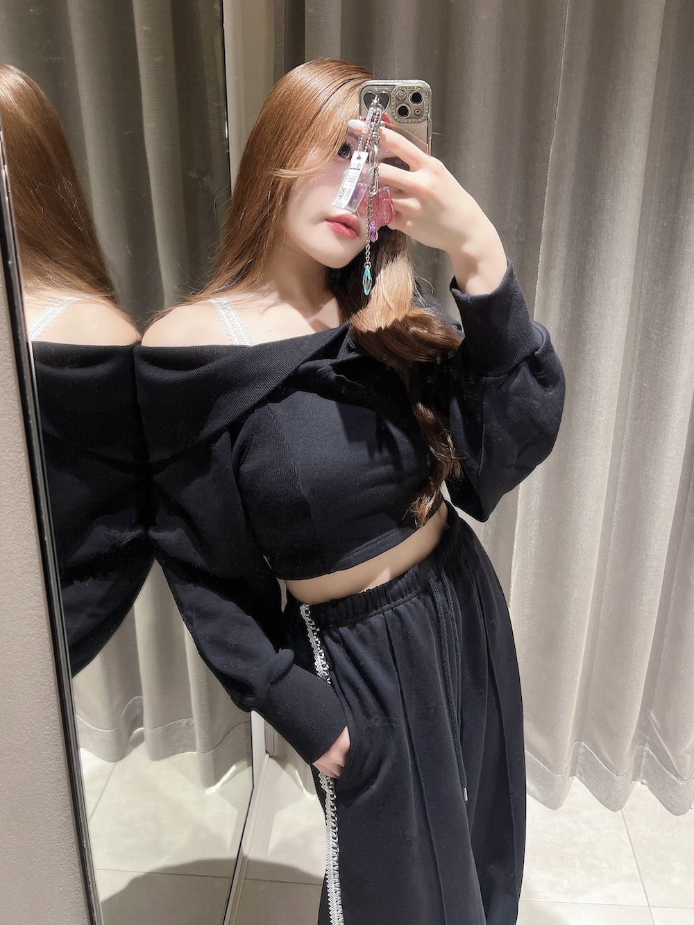 ブラック系のTシャツ/カットソー、ブラック系のスウェットパンツ、ホワイト系のスニーカーを着用したレディースの夏コーディネートの5枚目の写真