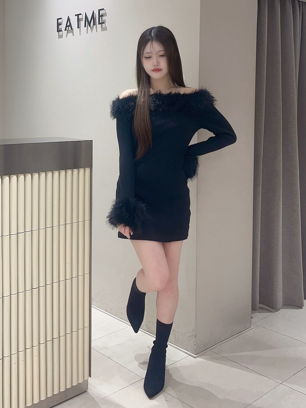 ブラック系のワンピース、ブラック系のブーツを着用したレディースの秋コーディネートの2枚目の写真