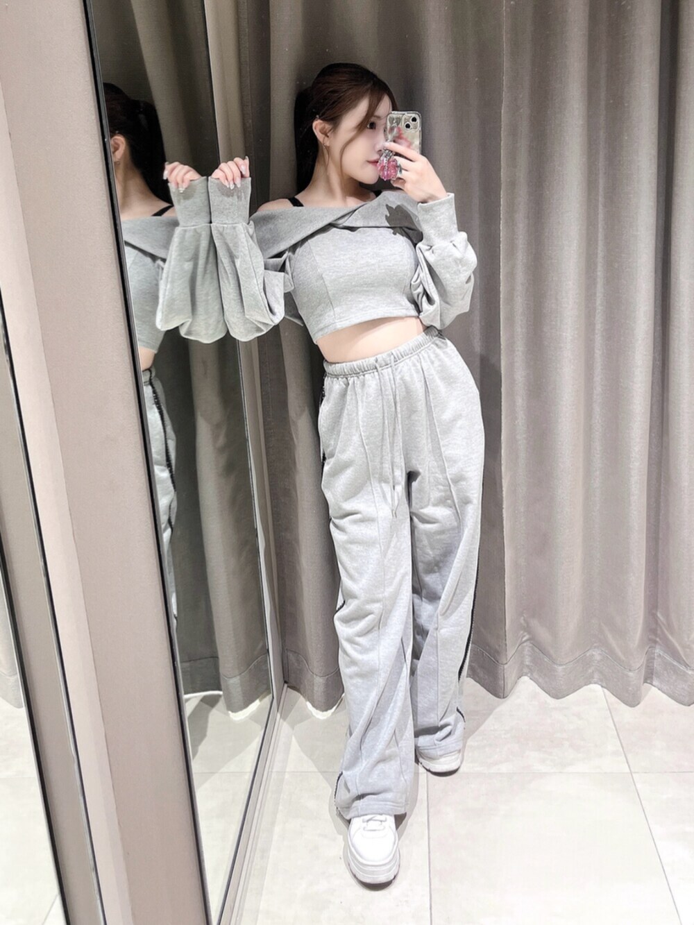 グレー系のTシャツ/カットソー、グレー系のスウェットパンツ、ホワイト系のスニーカーを着用したレディースの夏コーディネートの6枚目の写真