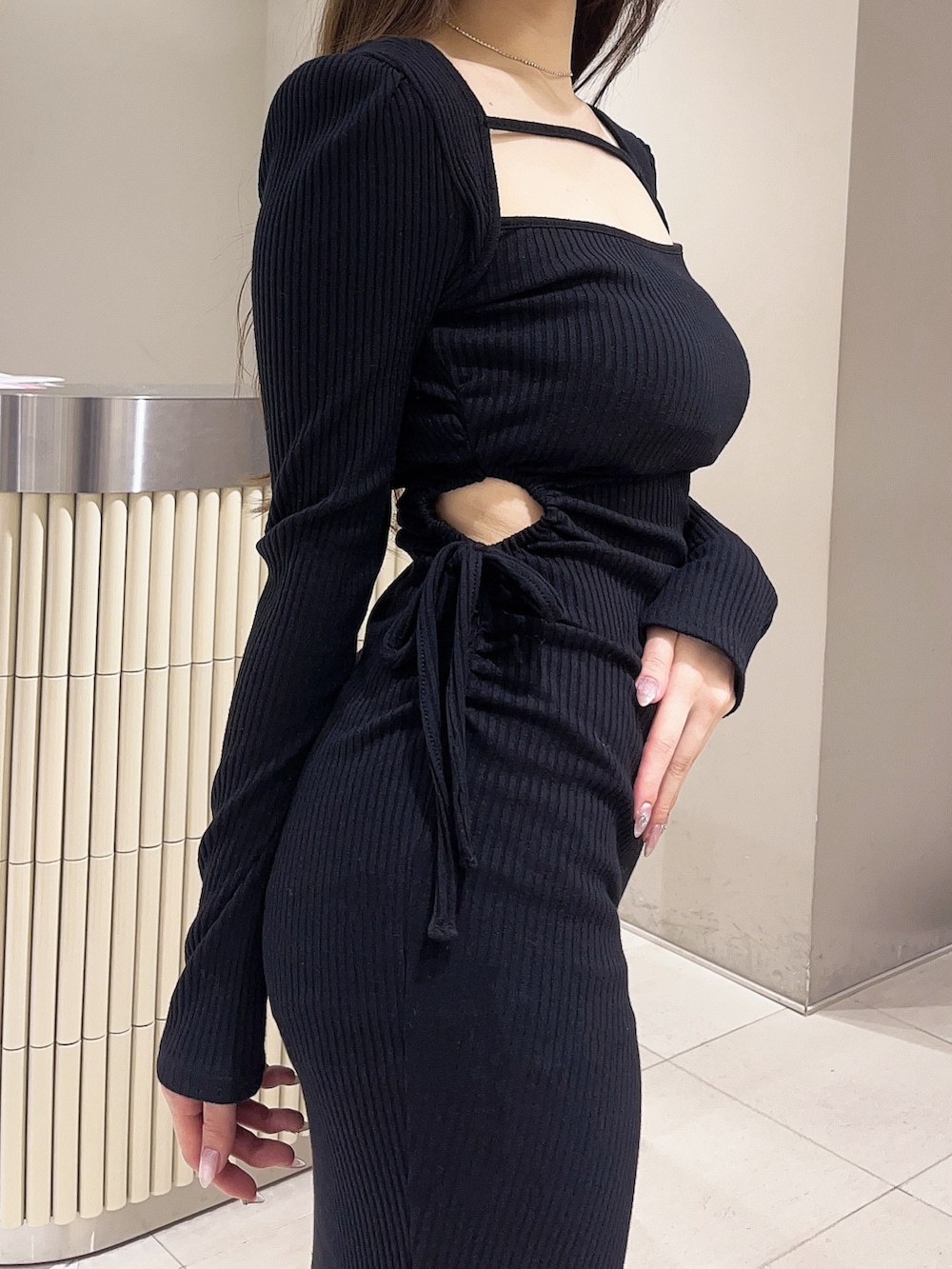 ブラック系のワンピース、ブラック系のサンダルを着用したレディースの春コーディネートの5枚目の写真