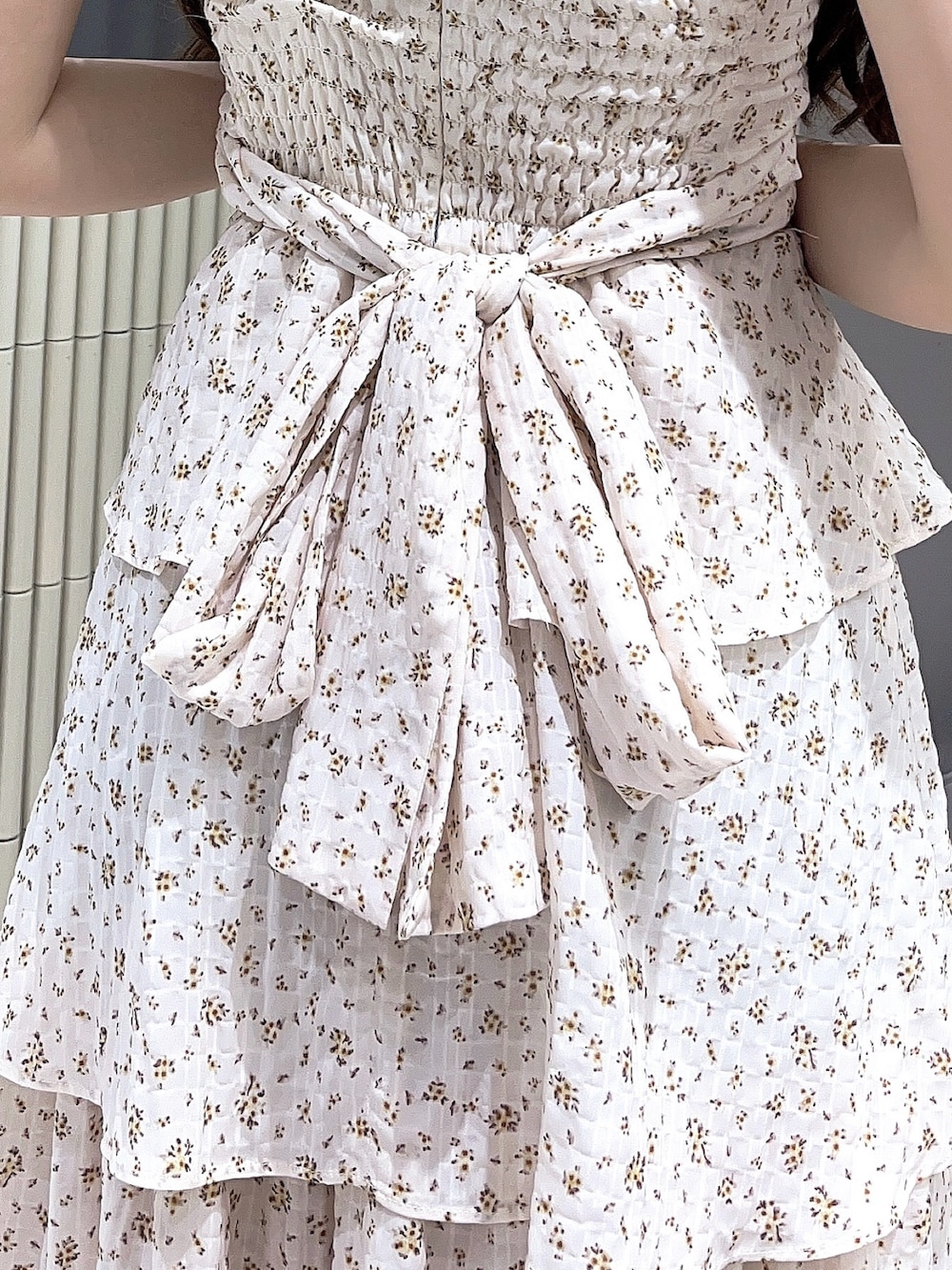 ホワイト系のTシャツ/カットソー、ホワイト系のワンピース、ホワイト系のブーツを着用したレディースの春コーディネートの5枚目の写真