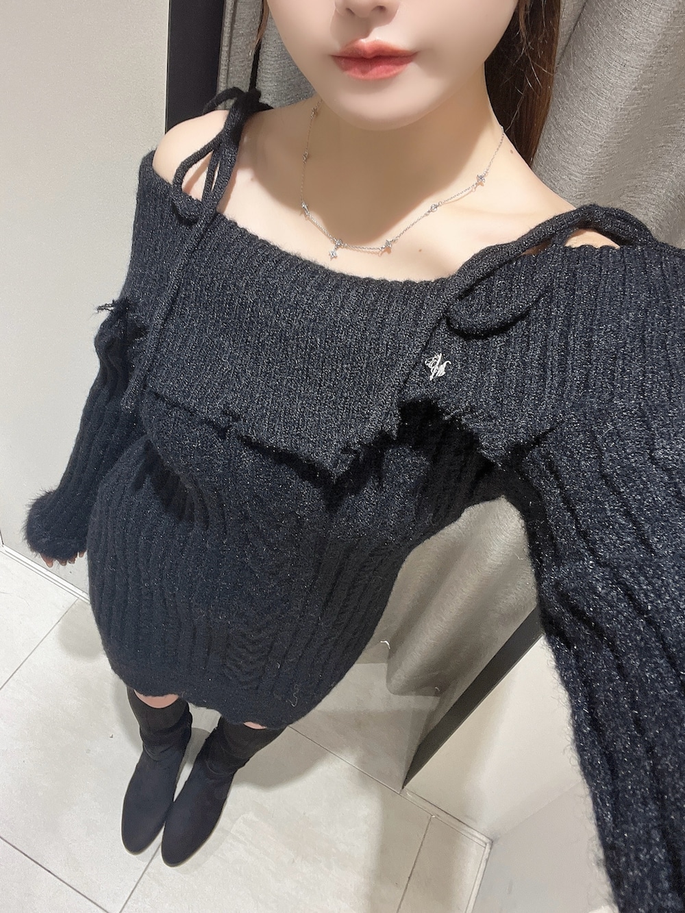 ブラック系のワンピース、ブラック系のブーツ、ブラック系のバレッタ/ヘアクリップを着用したレディースの秋コーディネートの5枚目の写真