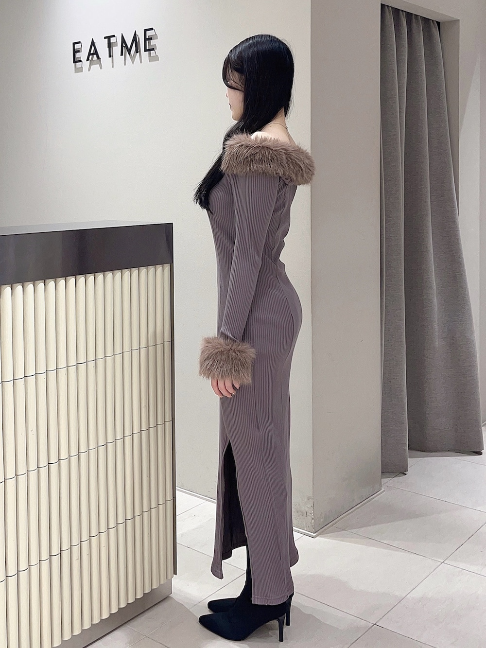 ブラウン系のワンピース、ブラック系のブーツを着用したレディースの秋コーディネートの3枚目の写真