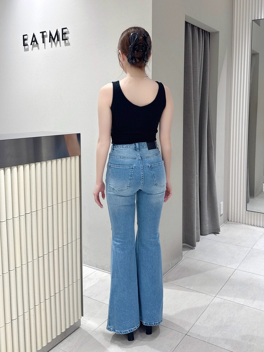 ブラック系のその他トップス、ブラック系のデニムパンツ、ブラック系のサンダルを着用したレディースの夏コーディネートの3枚目の写真