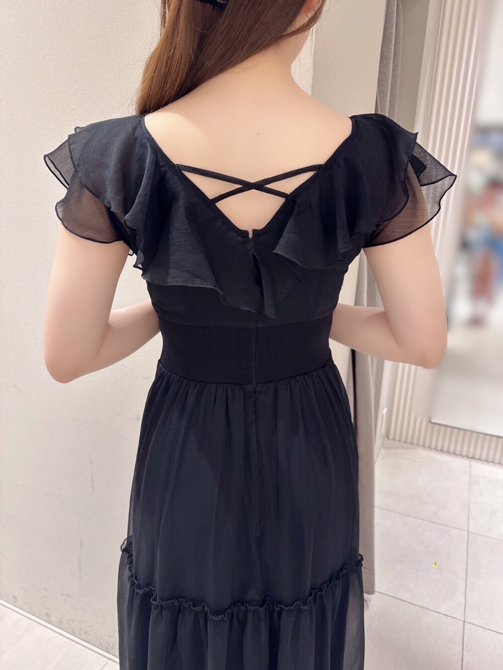 ブラック系のワンピース、ホワイト系のサンダルを着用したレディースの夏コーディネートの6枚目の写真