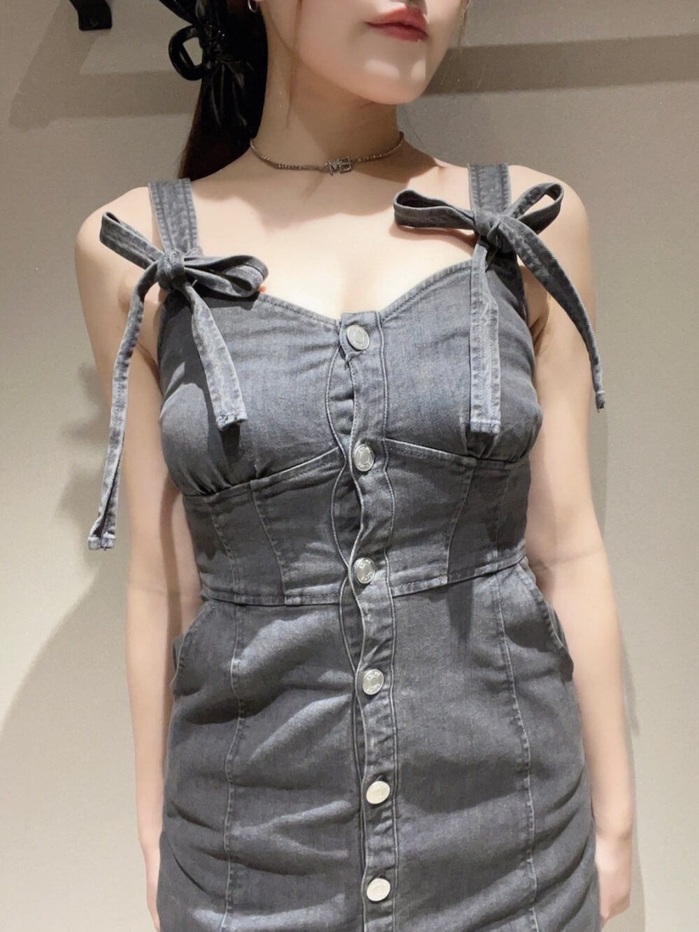 ブラック系のサンダル、ブラック系のワンピース、ブラック系のバレッタ/ヘアクリップを着用したレディースの夏コーディネートの5枚目の写真