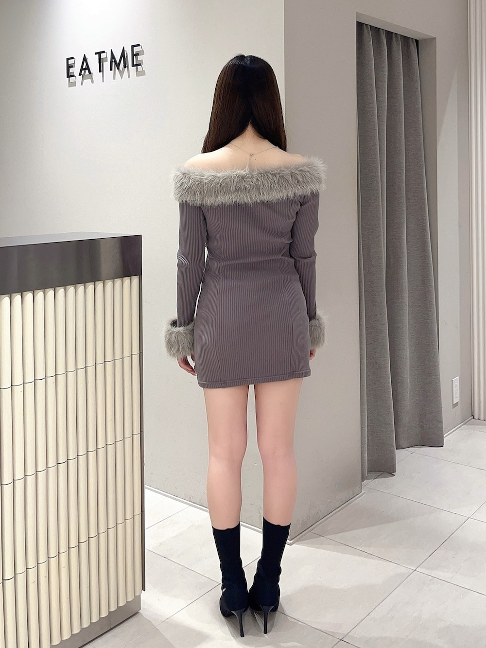 ブラウン系のワンピース、ブラック系のブーツを着用したレディースの秋コーディネートの3枚目の写真