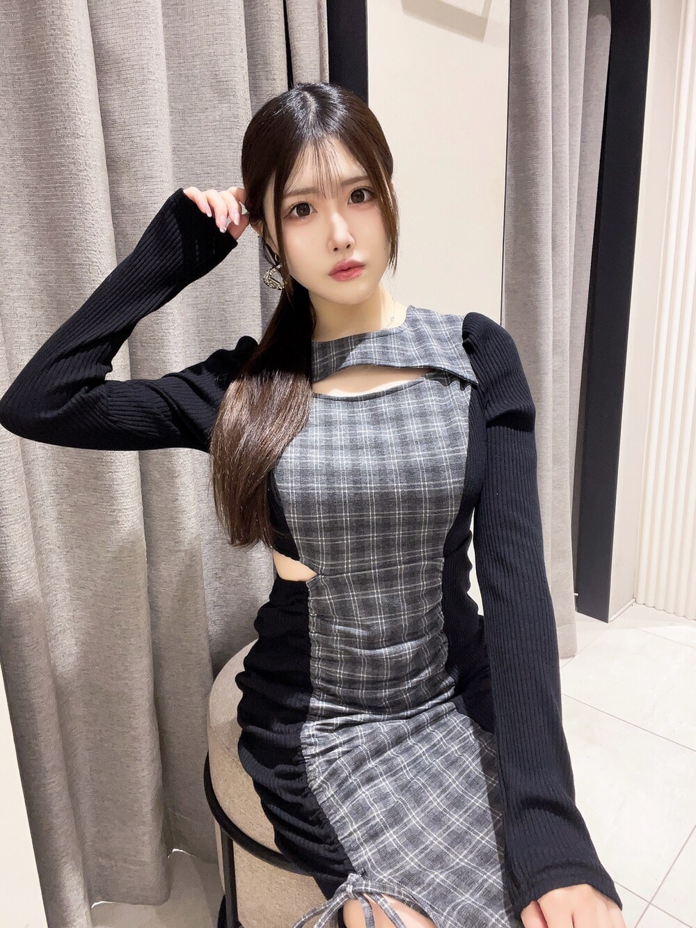 ブラック系のブーツ、その他のワンピース、ゴールド系のバレッタ/ヘアクリップを着用したレディースの冬コーディネートの5枚目の写真