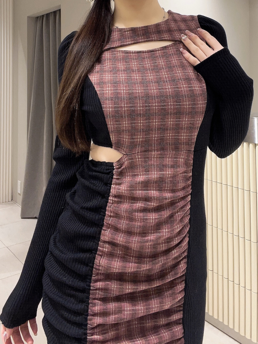 その他のワンピース、ブラック系のブーツ、ゴールド系のバレッタ/ヘアクリップを着用したレディースの冬コーディネートの4枚目の写真