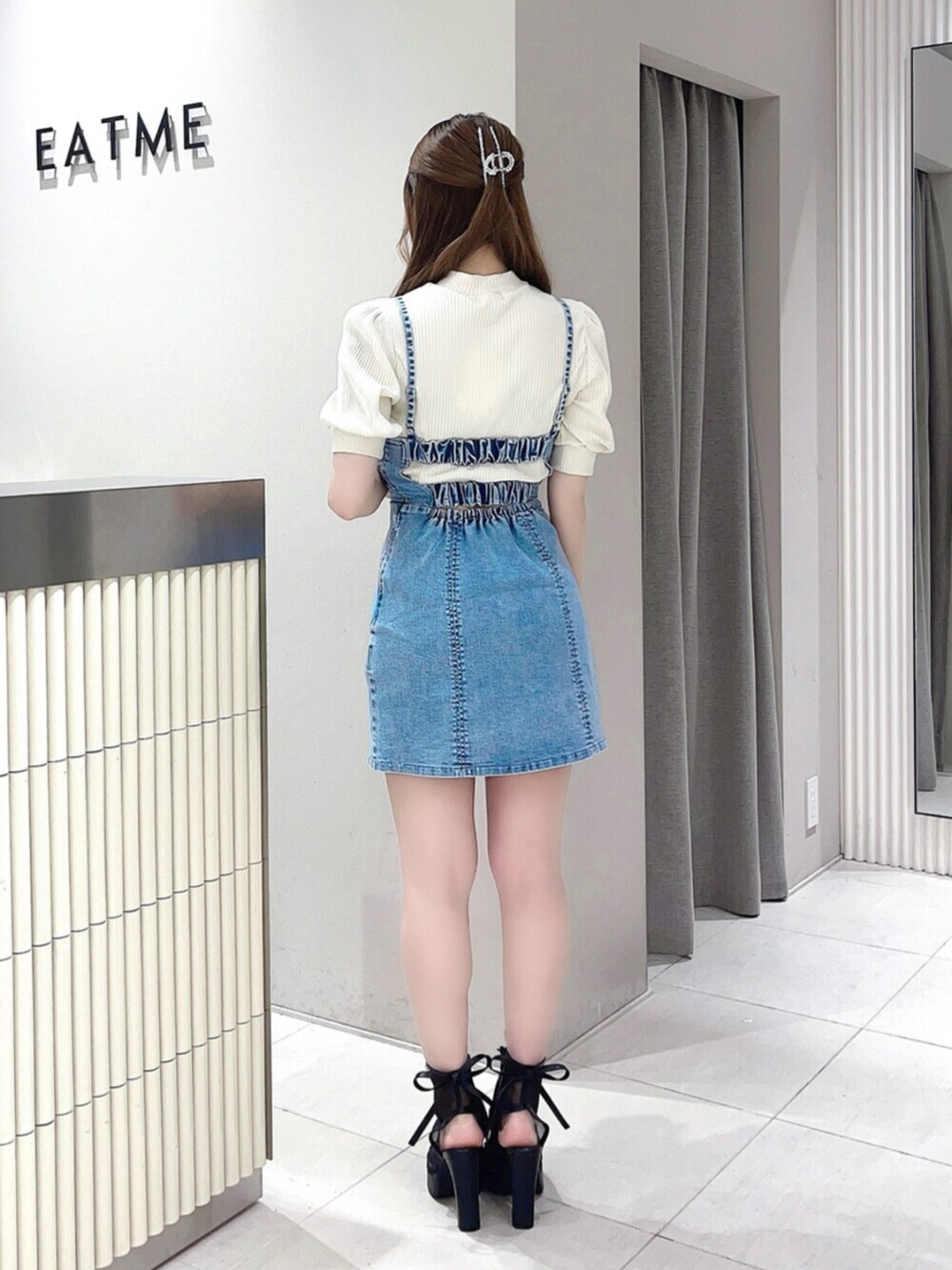 ホワイト系のTシャツ/カットソー、ブルー系のワンピース、ブラック系のサンダルを着用したレディースの夏コーディネートの3枚目の写真