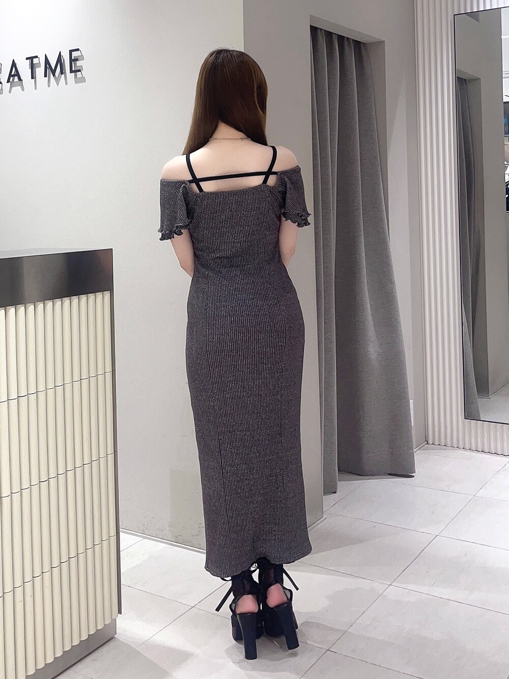 ブラック系のサンダル、グレー系のワンピースを着用したレディースの夏コーディネートの4枚目の写真