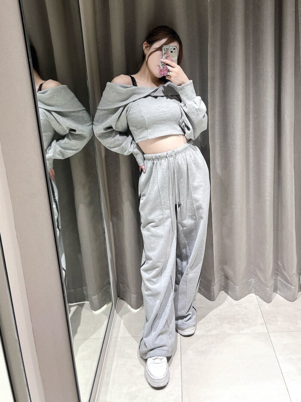 グレー系のTシャツ/カットソー、グレー系のスウェットパンツ、ホワイト系のスニーカーを着用したレディースの夏コーディネートの5枚目の写真