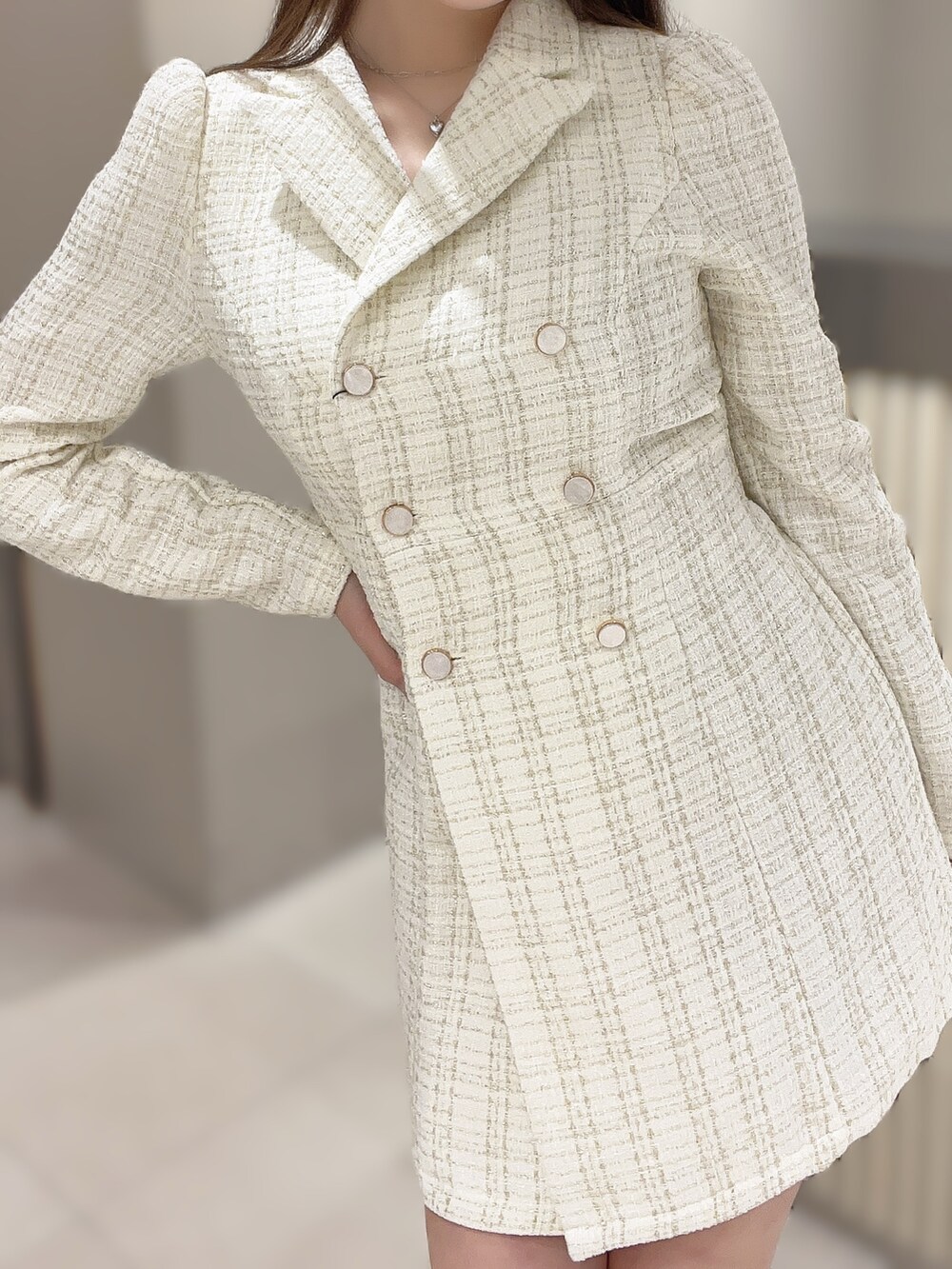 ホワイト系のワンピース、その他のブーツ、シルバー系のネックレスを着用したレディースの秋コーディネートの4枚目の写真