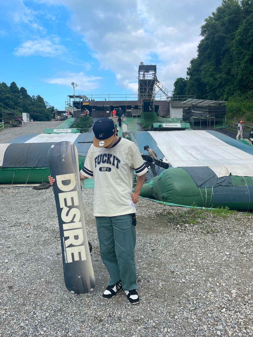 グリーン系のその他パンツ、ホワイト系のTシャツ/カットソー、ブラック系のスニーカーを着用したメンズの夏コーディネートの2枚目の写真