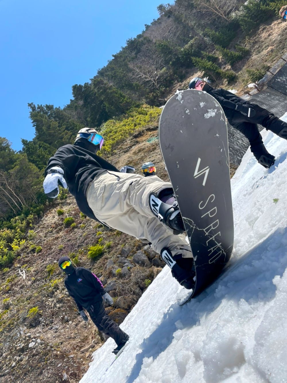 ブラック系のスウェット、ホワイト系のキャップを着用したメンズの春コーディネートの2枚目の写真