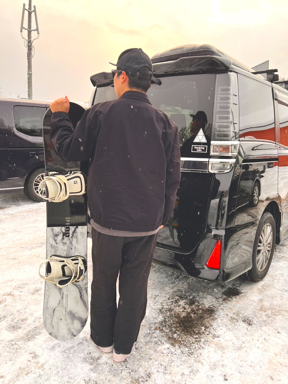 ブラック系のその他パンツ、ブラック系のブルゾン、グレー系のTシャツ/カットソーを着用したメンズの冬コーディネートの2枚目の写真