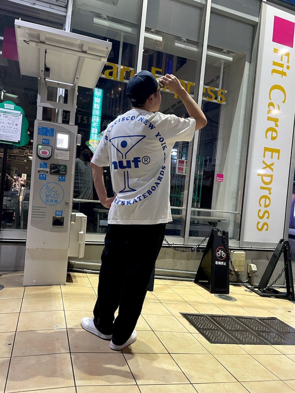 ホワイト系のスニーカー、ブラック系のその他パンツ、ホワイト系のTシャツ/カットソーを着用したメンズの夏コーディネートの2枚目の写真