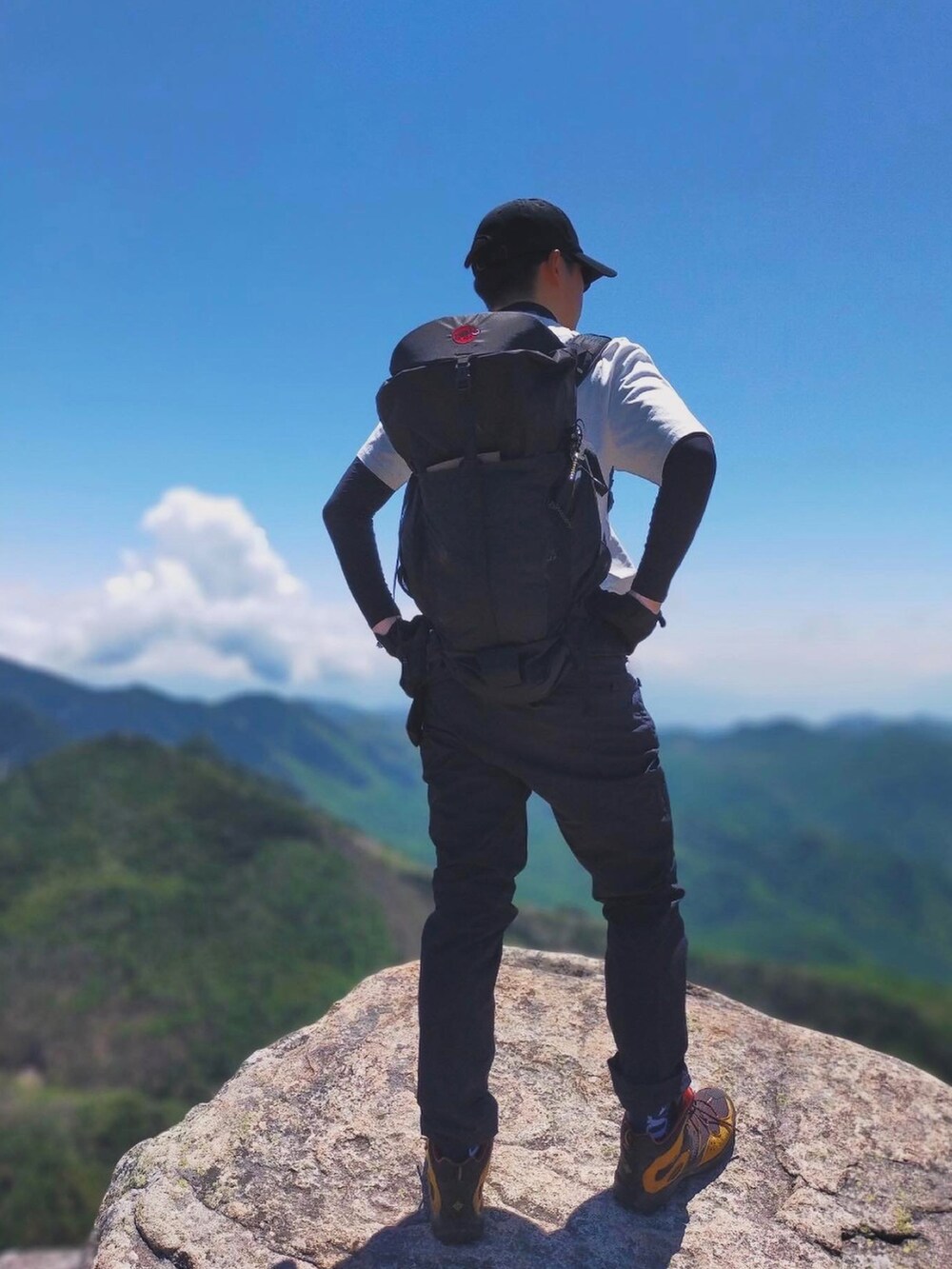 ホワイト系のTシャツ/カットソー、ブラック系のキャップを着用したメンズの春コーディネートの2枚目の写真