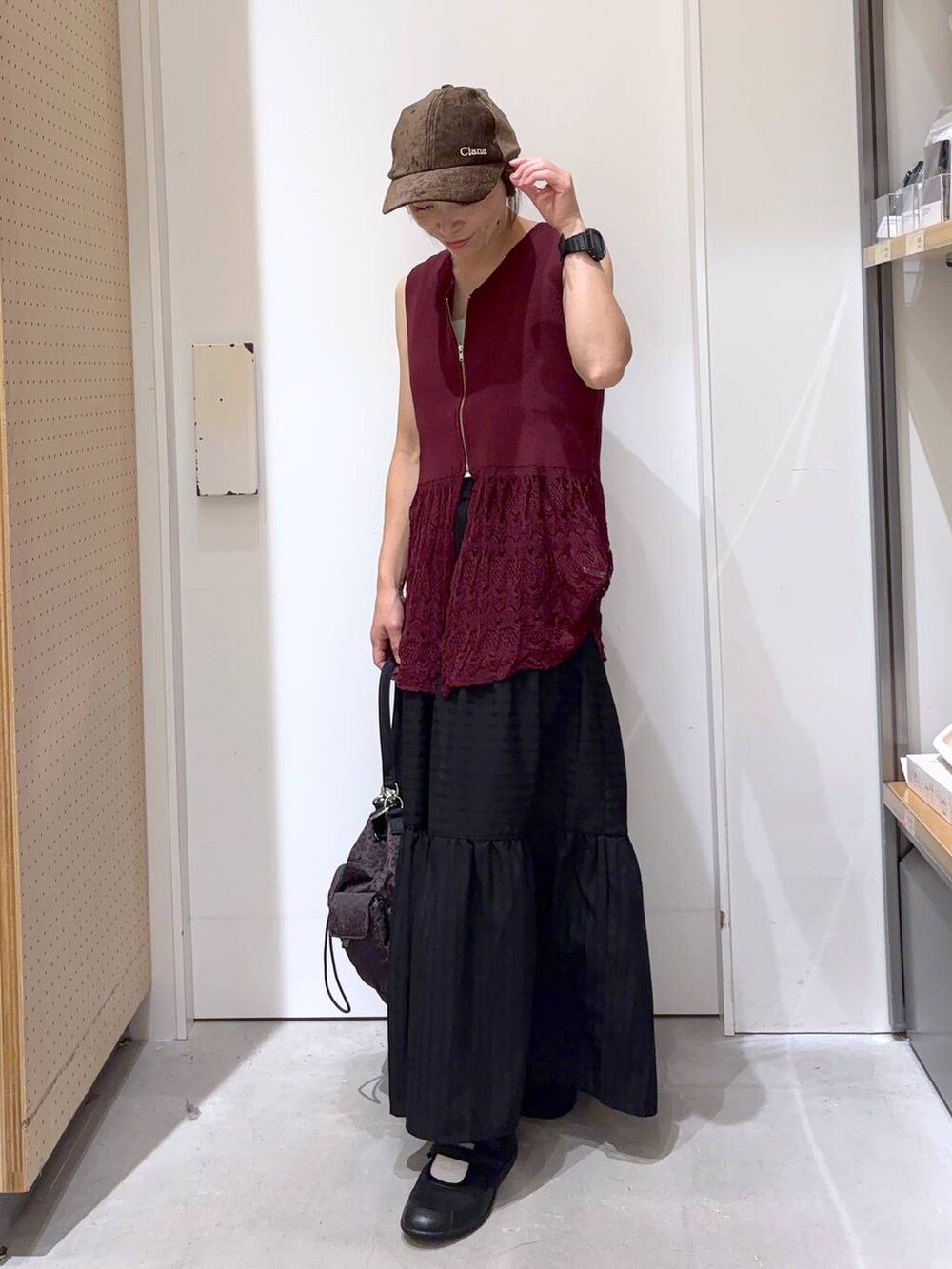 その他のハンドバッグ、ホワイト系のキャミソール、ブラック系のスカートを着用したレディースの夏コーディネートの2枚目の写真
