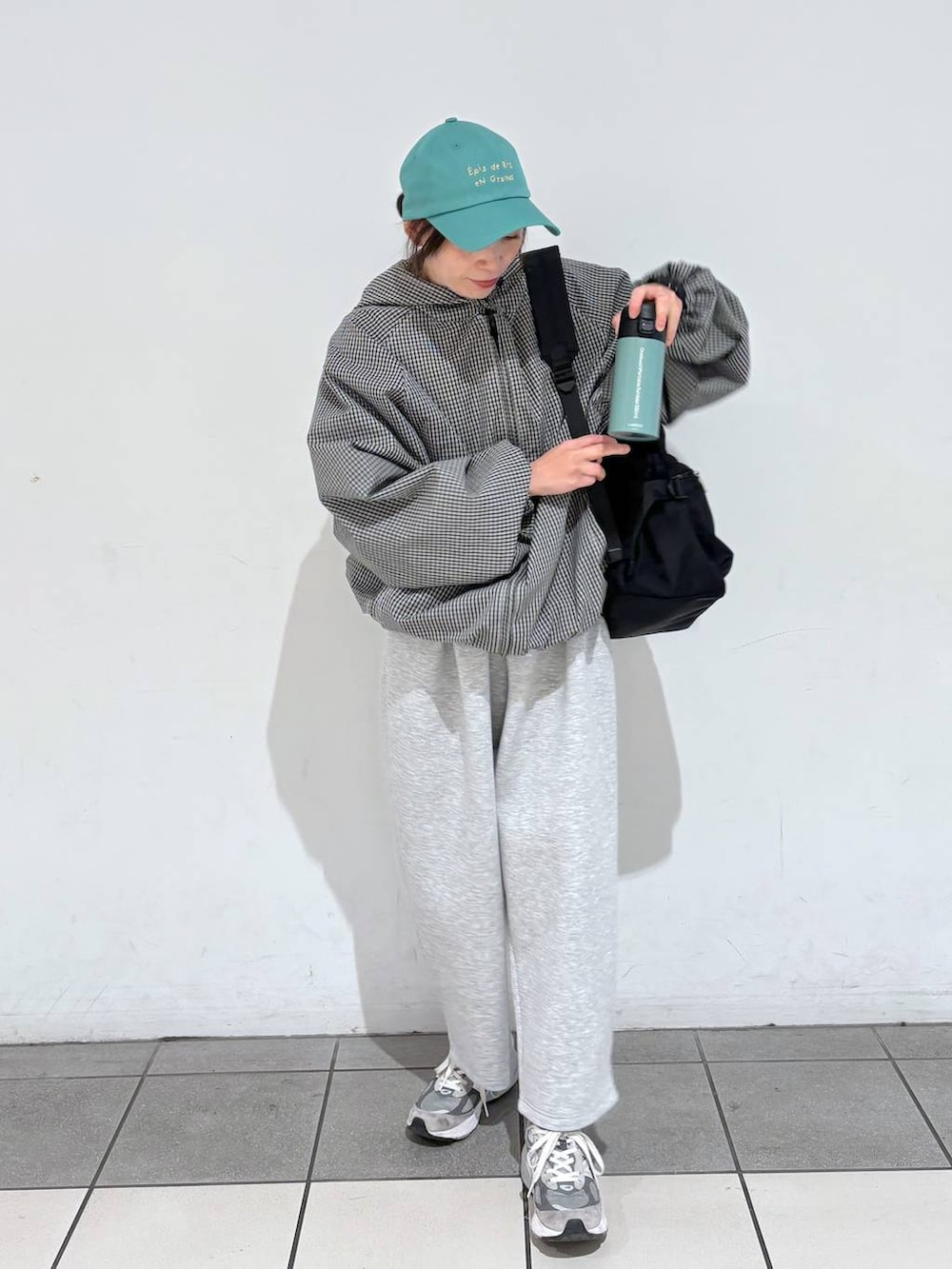 ブラック系のバックパック/リュック、グレー系のブルゾン、グリーン系のキャップを着用したレディースの冬コーディネートの4枚目の写真