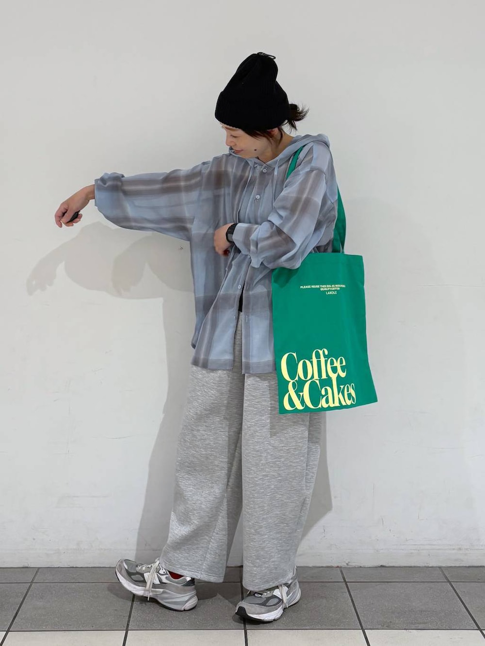 グリーン系のトートバッグ、ブルー系のシャツ/ブラウス、ブラック系のニットキャップ/ビーニーを着用したレディースの春コーディネートの5枚目の写真