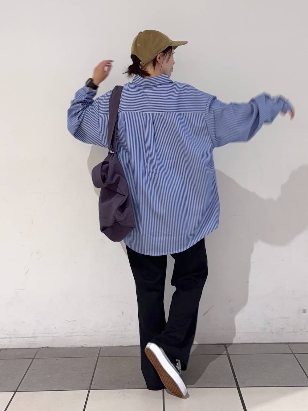 ブラック系のその他パンツ、パープル系のトートバッグ、その他のシャツ/ブラウスを着用したレディースの秋コーディネートの5枚目の写真