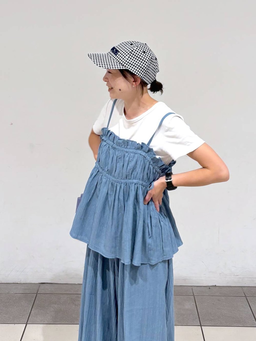 ブルー系のキャミソール、ホワイト系のTシャツ/カットソー、ブルー系のアウトドアグッズを着用したレディースの夏コーディネートの6枚目の写真