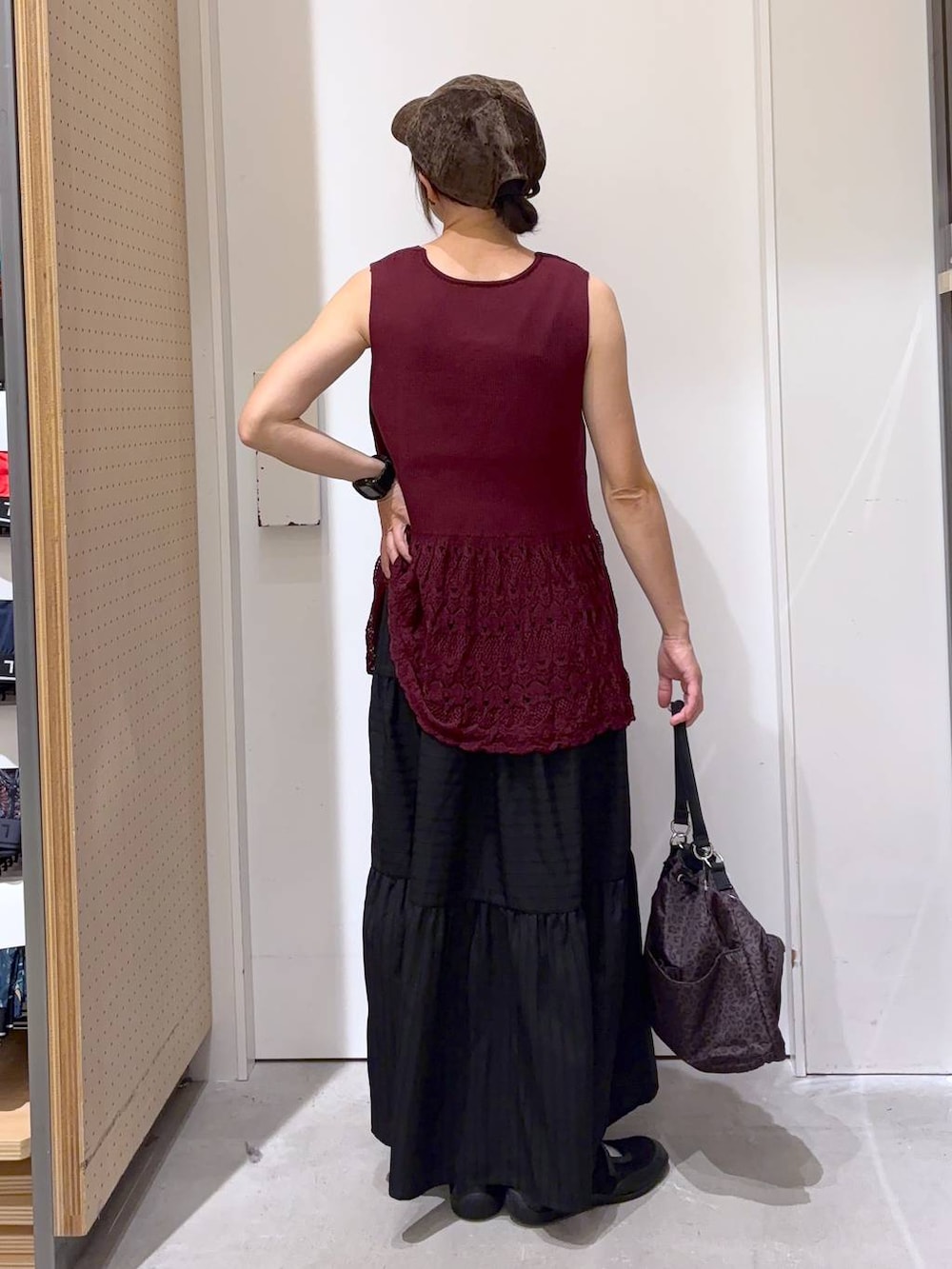 その他のハンドバッグ、ホワイト系のキャミソール、ブラック系のスカートを着用したレディースの夏コーディネートの5枚目の写真