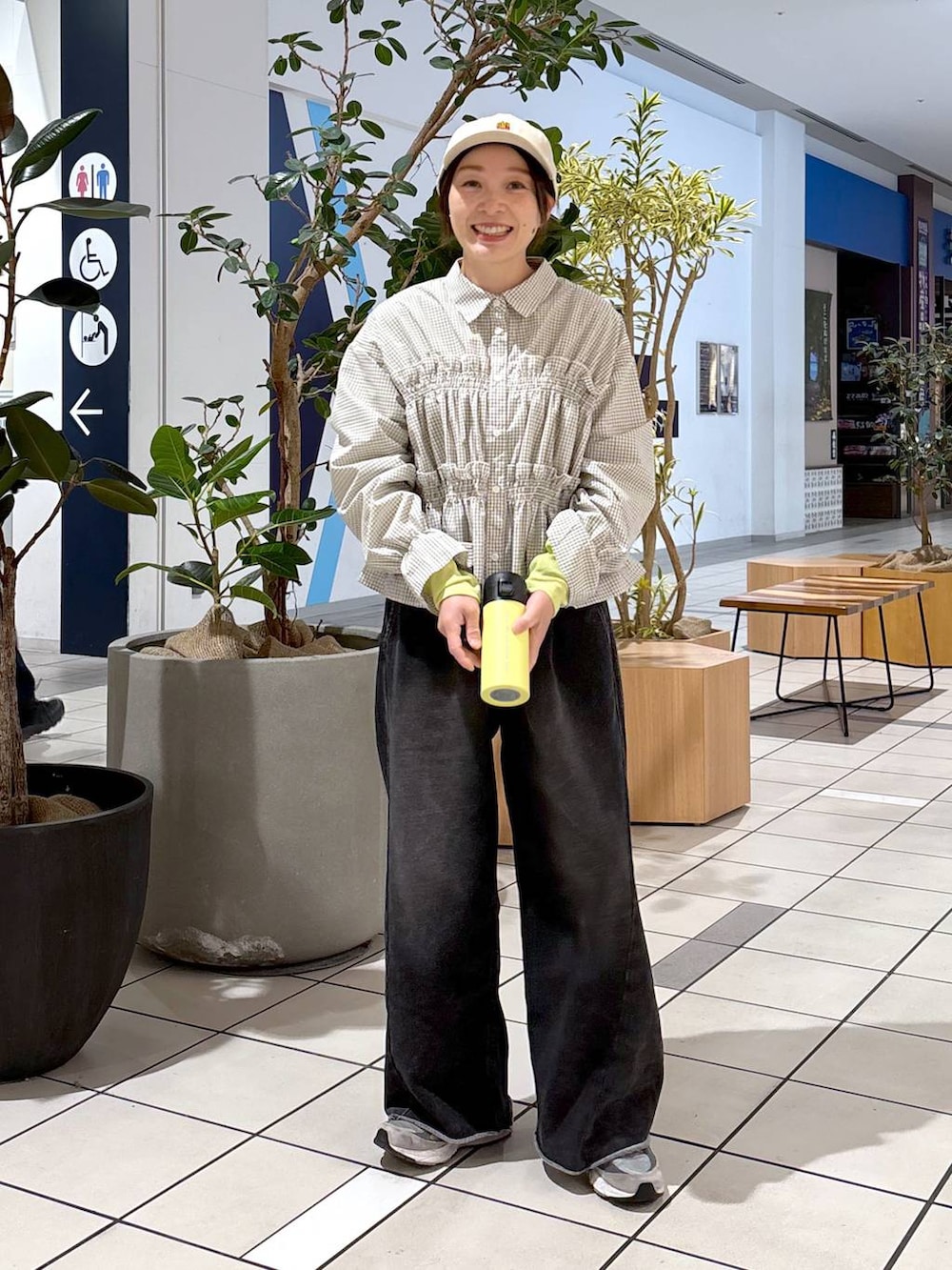 ブラック系のその他パンツ、ベージュ系のシャツ/ブラウス、ベージュ系のキャップを着用したレディースの冬コーディネートの2枚目の写真