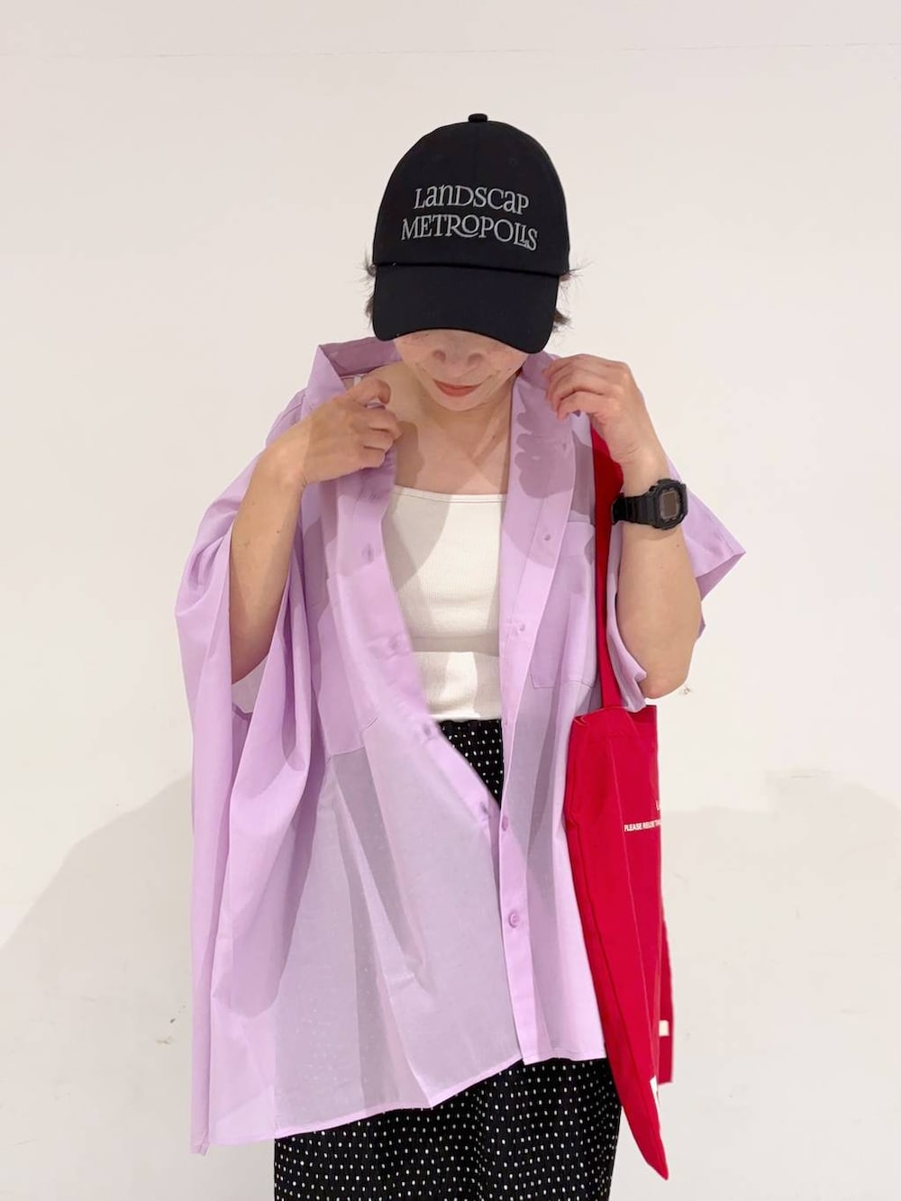 レッド系のトートバッグ、ブラック系のサンダル、ホワイト系のキャミソールを着用したレディースの夏コーディネートの8枚目の写真