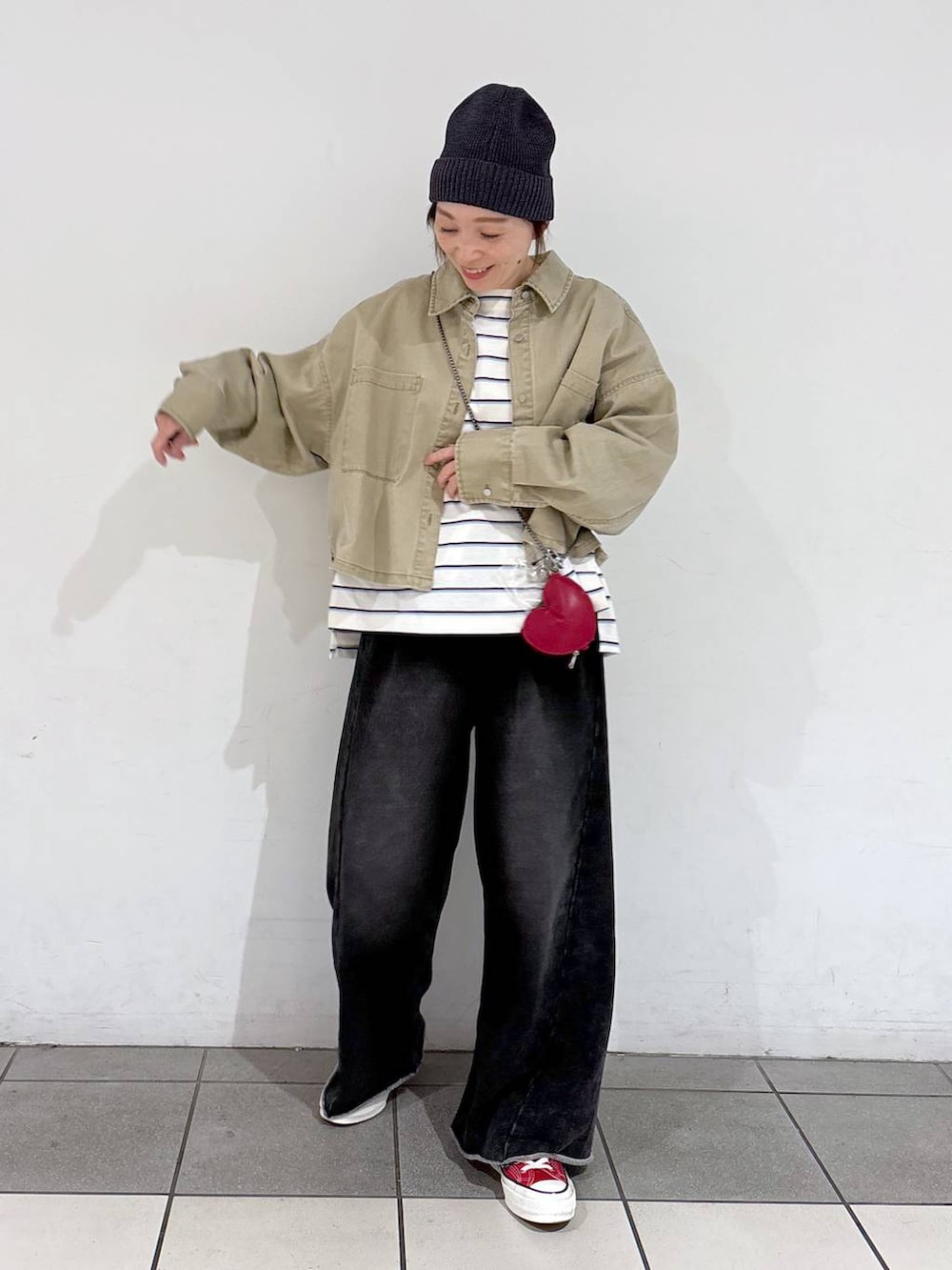 ブラック系のその他パンツ、ベージュ系のシャツ/ブラウス、ホワイト系のTシャツ/カットソーを着用したレディースの春コーディネートの2枚目の写真